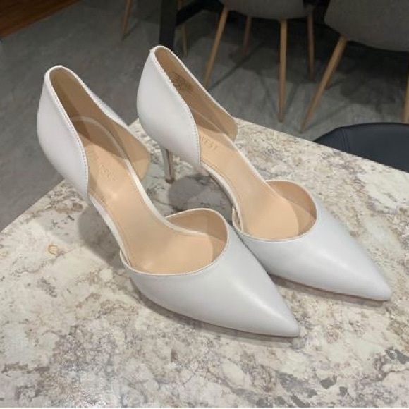 White Nine West heels. - Picture 1 of 2